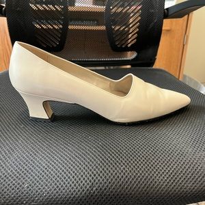 Bone colored Worthington leather dress shoes size 10 M.  Chunky heel $25